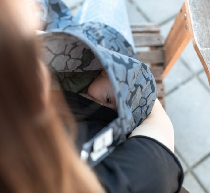 Cos'è il babywearing e perché è un alleato delle mamme