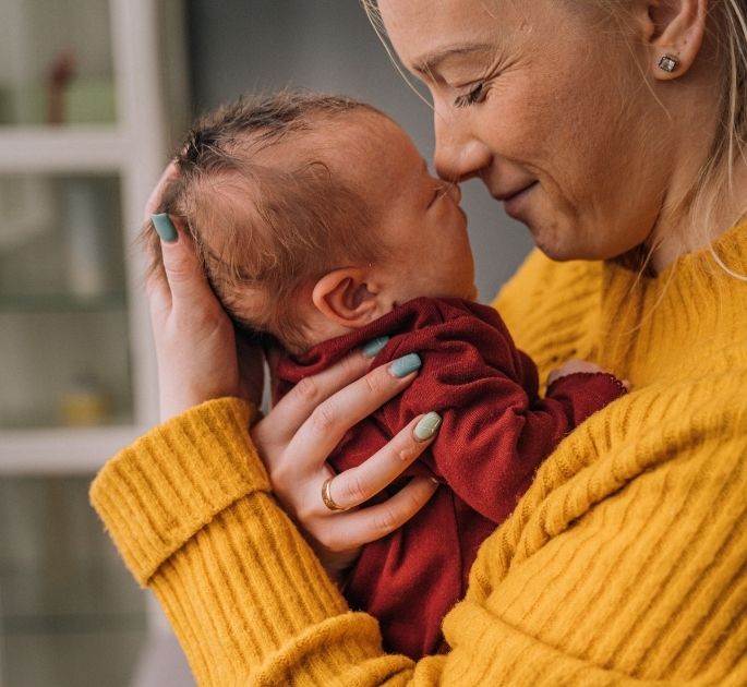 Come tenere in braccio un neonato - consigli e posizioni