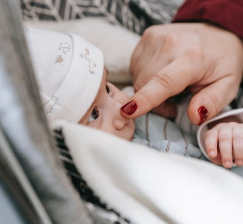 Raffreddore nei neonati: cause, sintomi e rimedi - Mustela Italia - 1