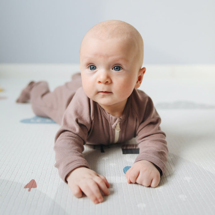 Cos'è il tummy time: come favorire lo sviluppo motorio del neonato