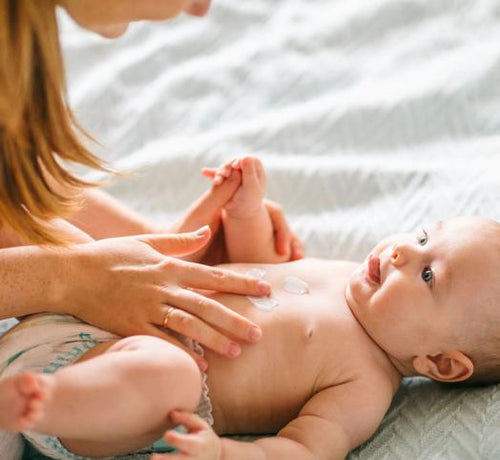 Come applicare i trattamenti emollienti sulla pelle atopica del tuo bambino? - Mustela Italia - 1
