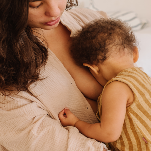 Allattare in pubblico: consigli per mamme che lottano contro i pregiudizi - Mustela Italia - 1