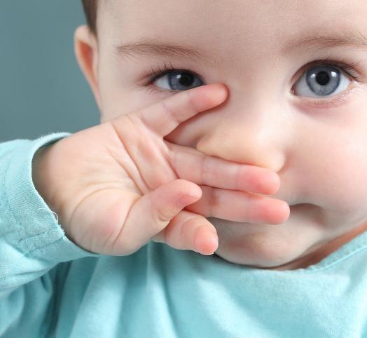 Per pulire il naso di bambini piccoli e neonati è necessario fare un lavaggio  nasale: scopri come fare per eliminare sporco e crosticine.