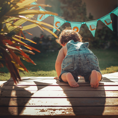 Tutti a gattoni! 12 consigli per aiutare il tuo neonato a imparare a gattonare  - Mustela Italia - 1