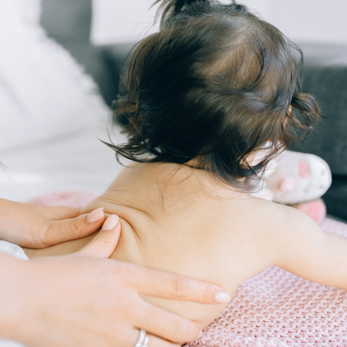 Il massaggio neonatale: come farlo e i suoi benefici