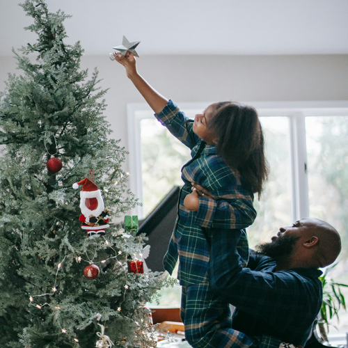 Regali, addobbi, preparativi per la cena e organizzazione della famiglia: i nostri consigli per ridurre il carico mentale - Mustela Italia - 1