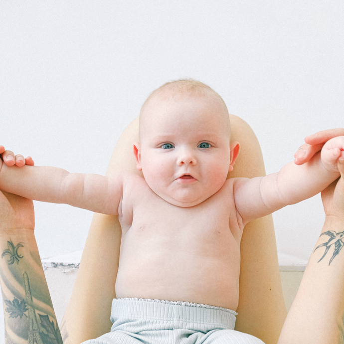EuPhidra - E normale che un neonato possa avere la pelle secca e  screpolata. Nei primi mesi di vita le ghiandole sebacee del bebè non sono  ancora in grado di nutrire e