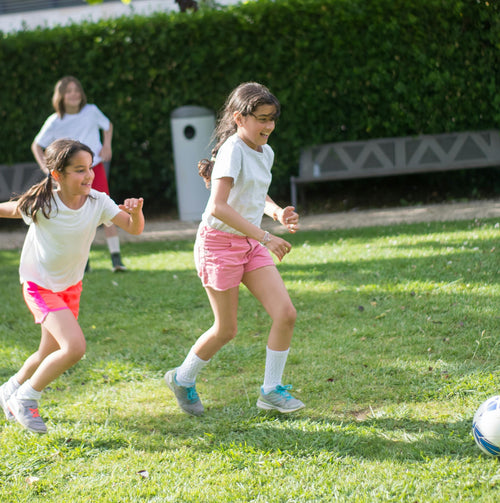 Piscina, sport, giochi: cosa può fare mio figlio in caso di eczema atopico? - Mustela Italia - 1