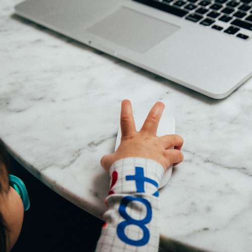 Le nuove linee guida per l'utilizzo di tecnologia nei bambini - Mustela Italia - 1