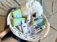 Cesto con fiocco nascita azzurro in omaggio - Mustela Italia